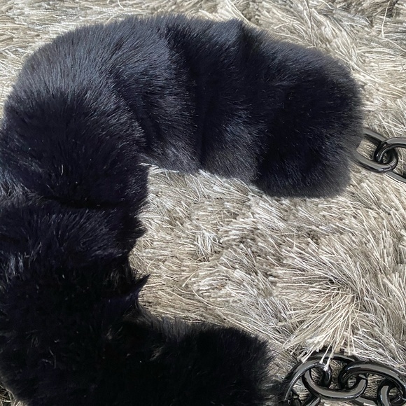 Apparis Black Faux Fur Chain - Picture 2 of 3